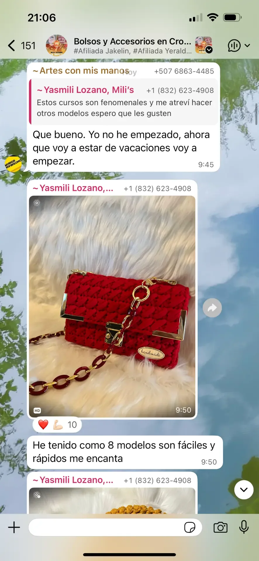 Alumna muestra por WhatsApp su bolso rojo con cadena dorada