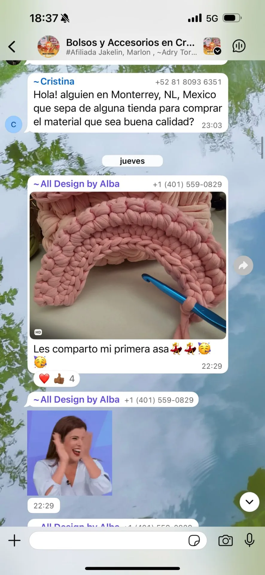 Alumna comparte con orgullo su primera asa tejida en rosa