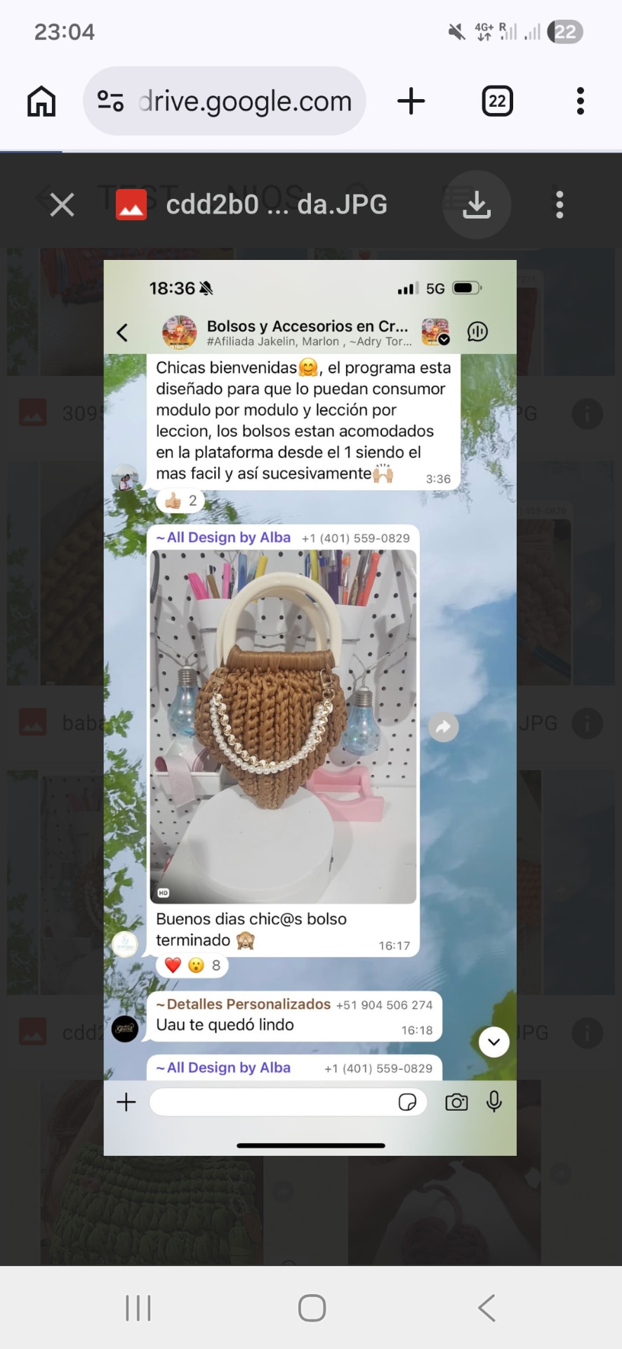 Alumna comparte su bolso color caramelo con asa de madera y perlas