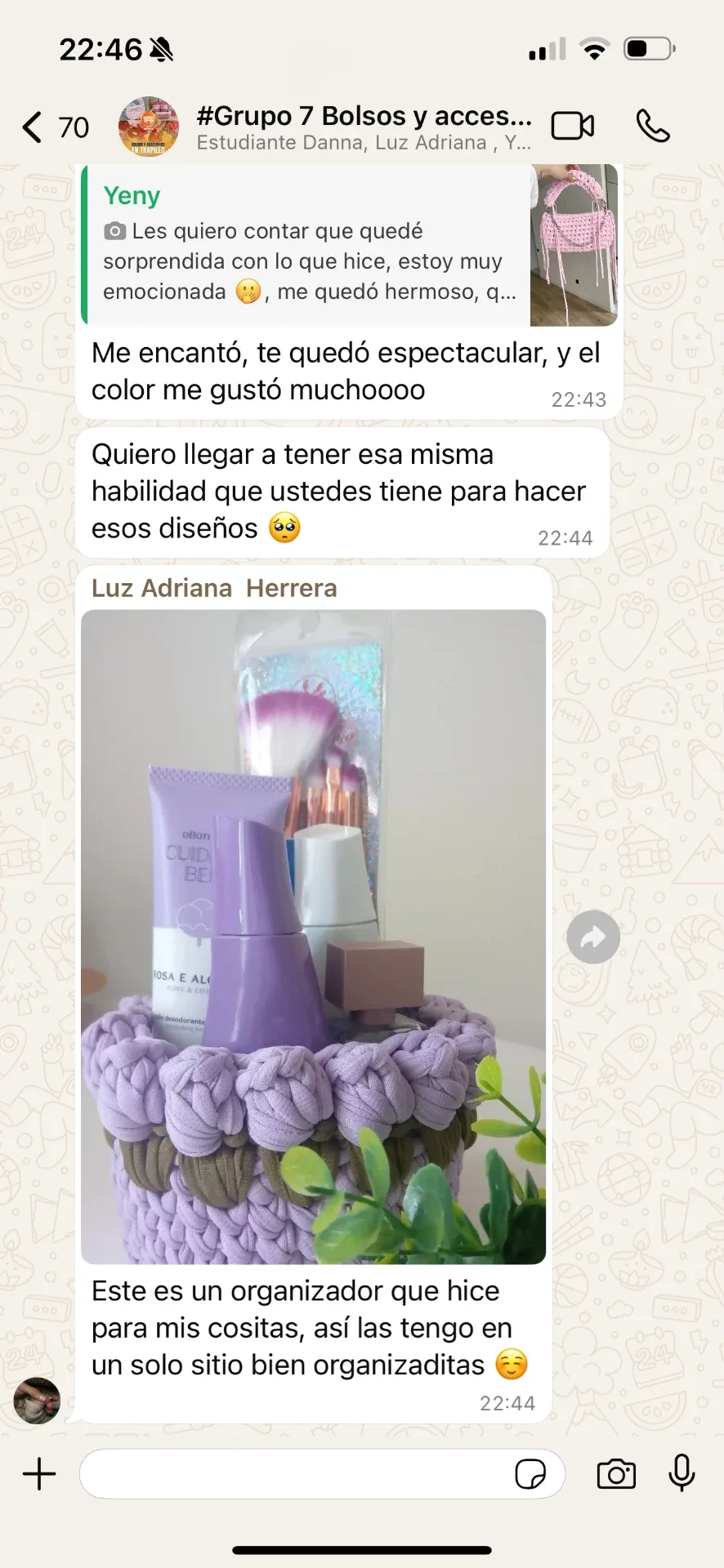 Alumna muestra el organizador lila que tejió para sus cosas