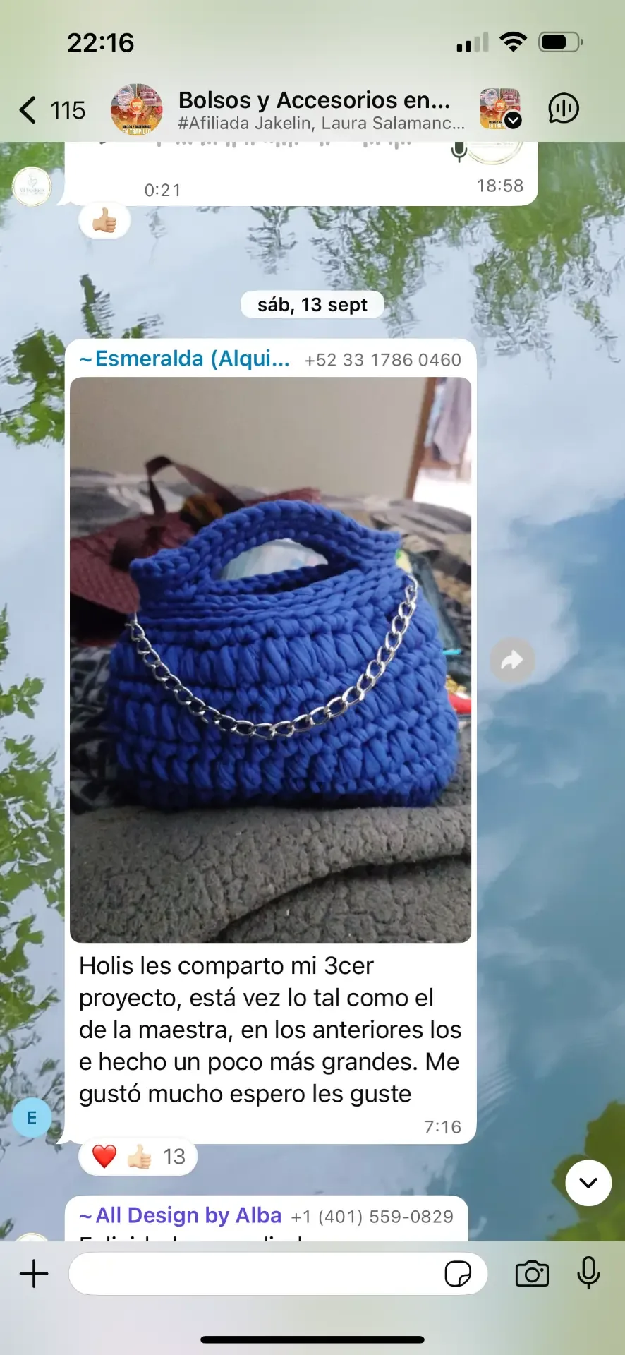 Alumna comparte su tercer proyecto: un bolso azul rey con cadena