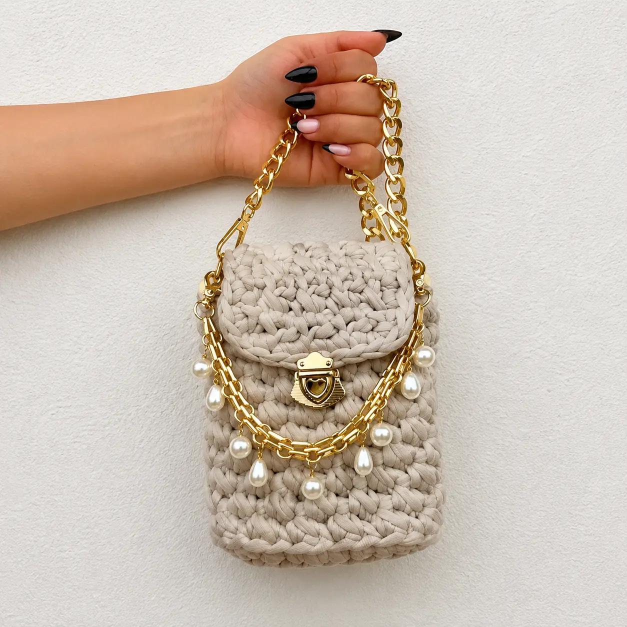 Bolso Golden Pearl Cylinder tejido a mano en trapillo