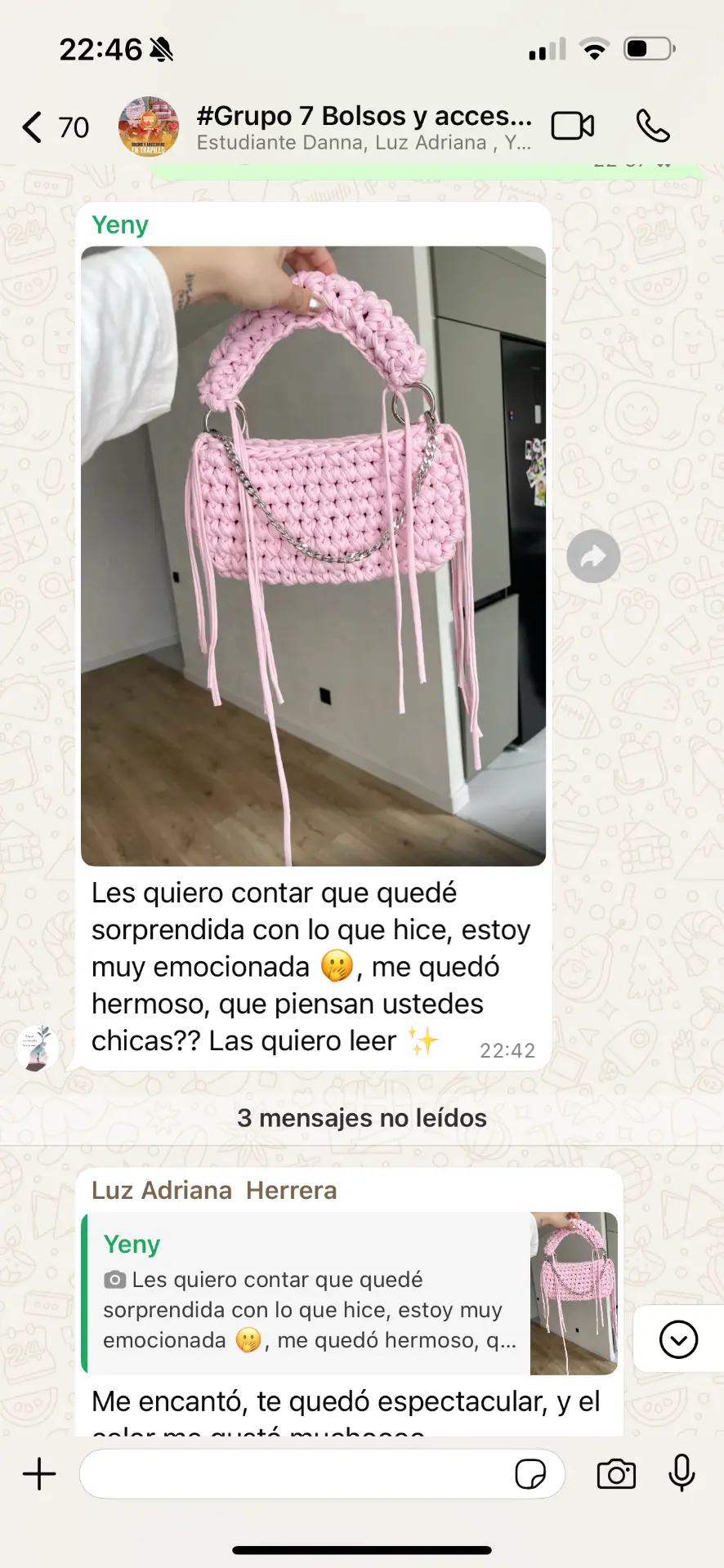 Alumna emocionada mostrando su bolso rosa con cadena