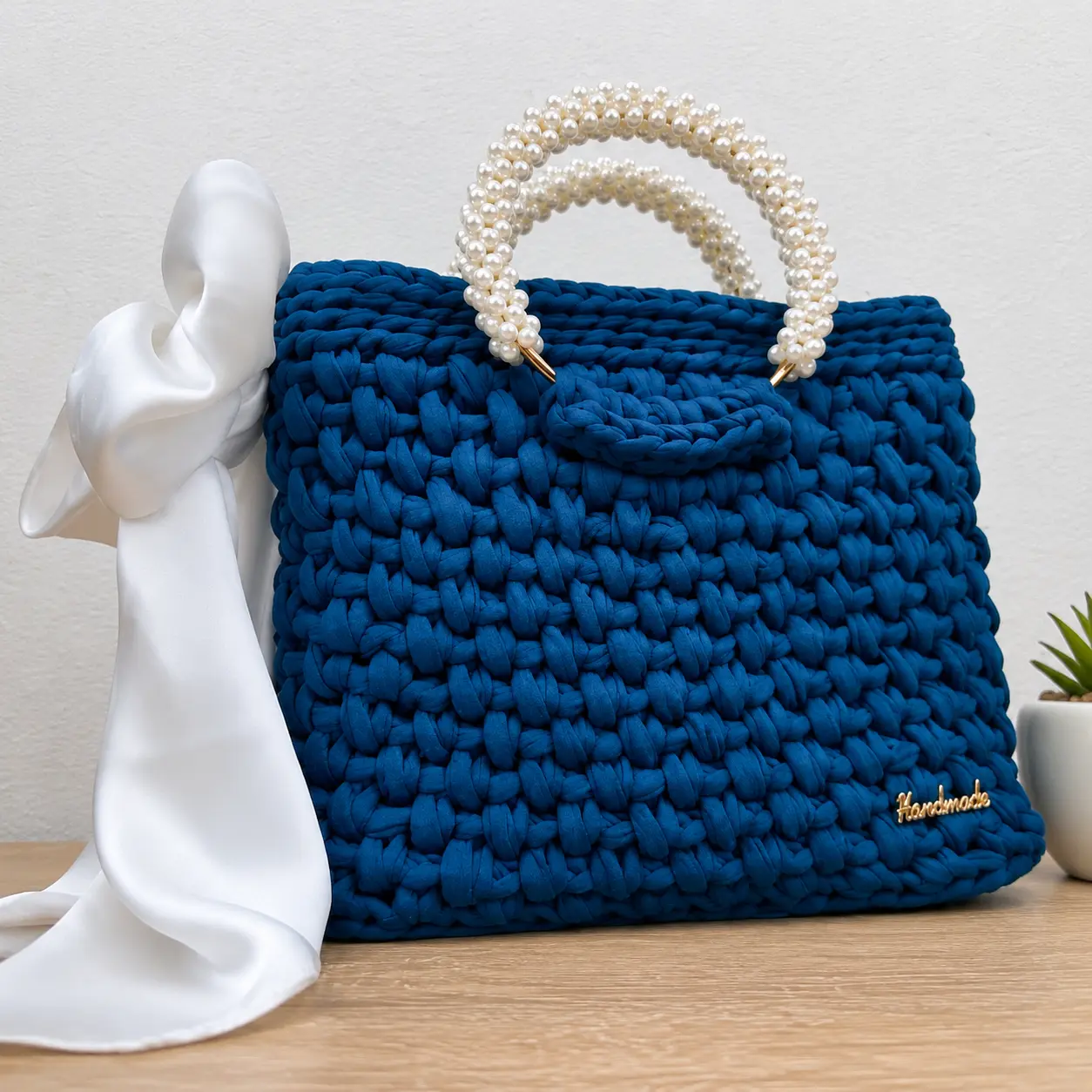 Bolso Blue Pearl Bow tejido a mano en trapillo